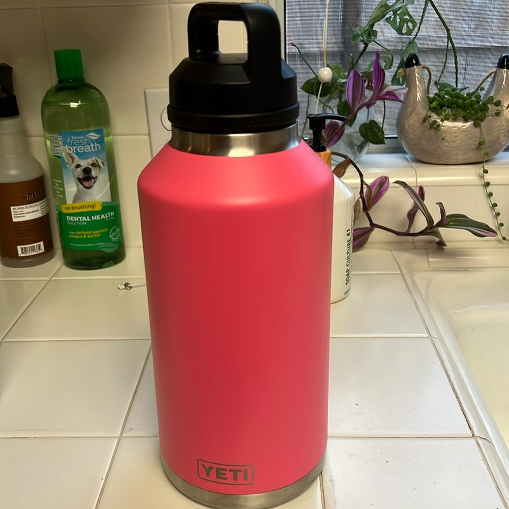 Hot pink Yeti 64 oz